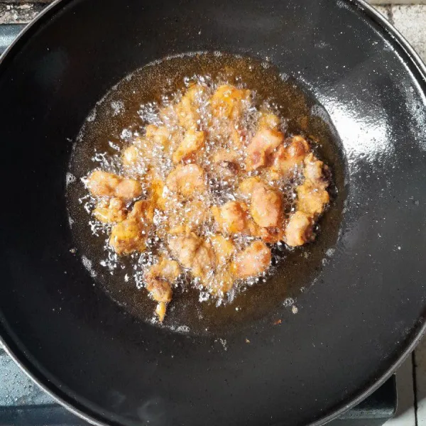 Panaskan minyak, goreng ayam hingga kuning keemasan, angkat dan tiriskan.