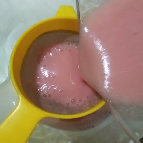 Saring jus dari biji buah jambu dan sajikan.