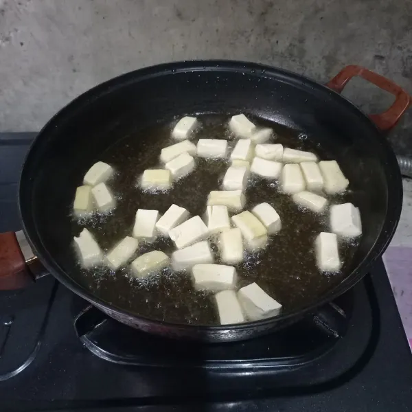 Goreng tahu sampai kecokelatan.