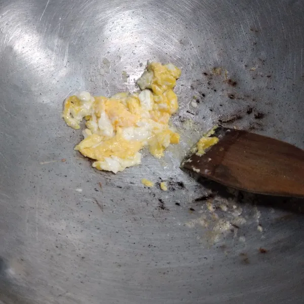 Panaskan minyak, masukkan telur, kemudian orak-arik sampai matang, sisihkan di pinggir wajan. Masukkan bumbu halus, tumis hingga harum.