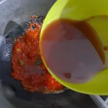 Panaskan minyak sayur dan margarine dengan api sedang, tumis bumbu halus, daun jeruk, daun salam, jahe hingga tidak berbau langu. Tuangkan campuran saus, aduk rata dan masak hingga mendidih.