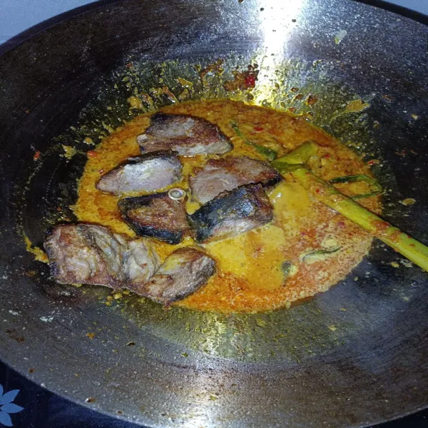 Masukkan ikan yang sudah digoreng. Aduk merata kembali.