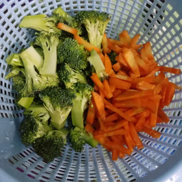 Cuci bersih brokoli dan wortel.