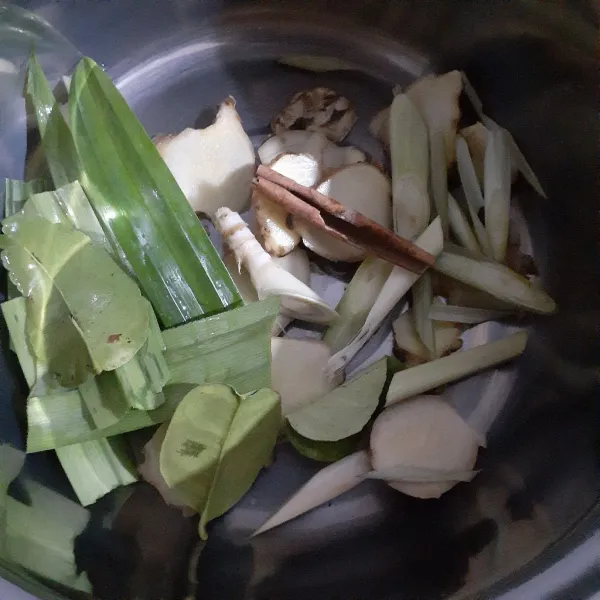 Tambahkan daun jeruk purut, daun pandan wangi dan kayu manis.