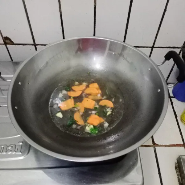 Masukkan wortel & air. Masak hingga wortel empuk