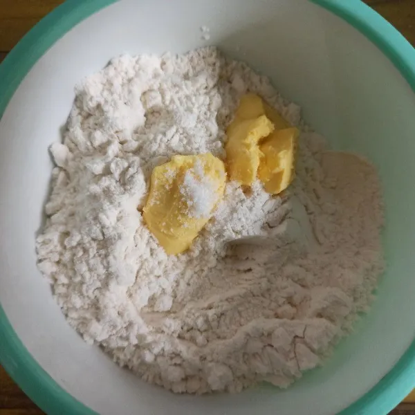 Campur tepung terigu, garam dan margarin.