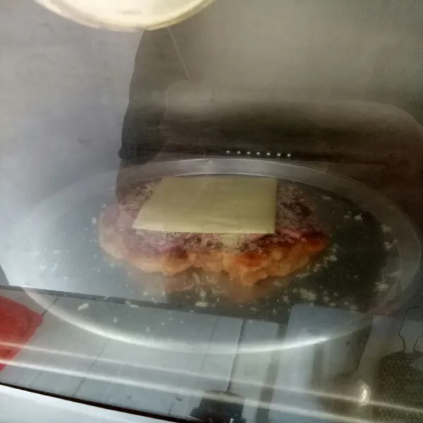 Oven di suhu 200 derajat celcius selama 15 menit hingga matang. Keluarkan dari oven lalu beri saus sambal dan mayonaise pedas di atasnya,  siap disajikan.