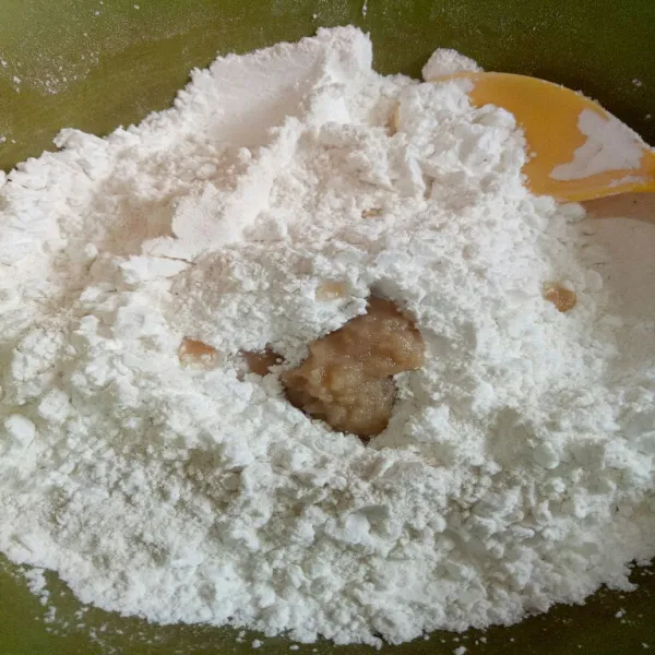 Dalam wadah masukkan tepung tapioka, garam, kaldu jamur, merica bubuk dan bawang putih giling, aduk rata.