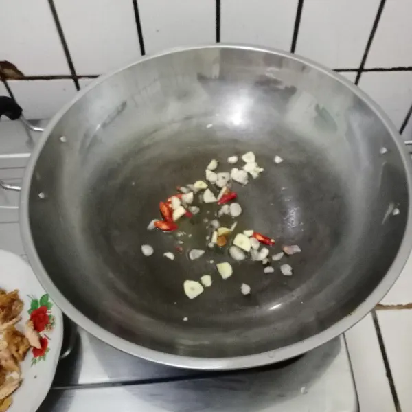 Panaskan mentega. Tumis bawang merah, bawang putih & cabe hingga harum