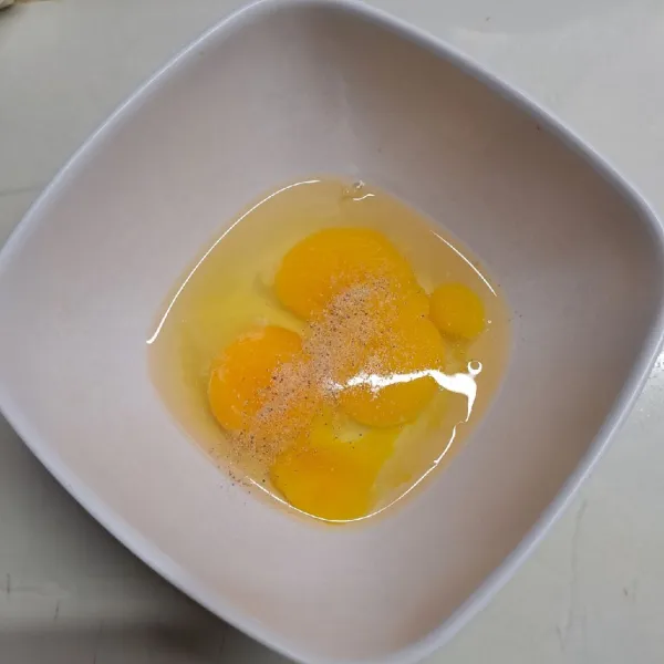 Kocok telur, garam dan merica bubuk sampai rata.