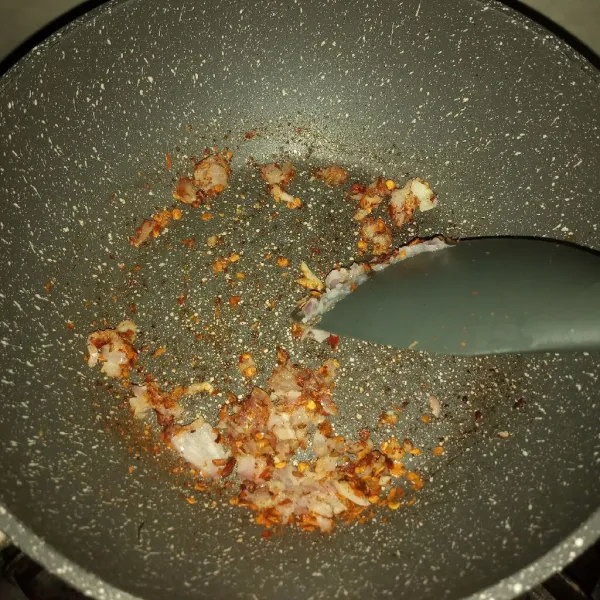 Tumis bawang merah, bawang putih dan jinten dengan 1 sdt minyak sampai layu. Masukkan chili flakes, tumis sampai cukup matang.