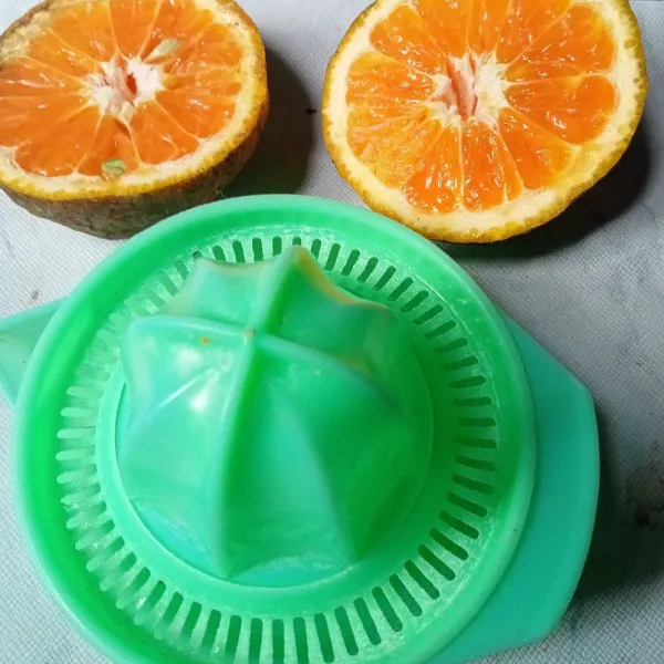 Potong jeruk dan peras ambil airnya.