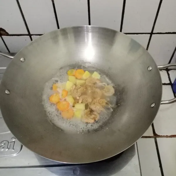 Tambahkan kentang & wortel. Aduk. Tambahkan air. Masak hingga empuk. Masukkan udang. Masak kembali hingga matang