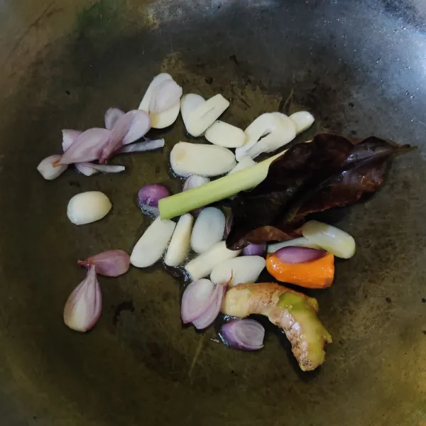 Tumis bumbu iris dan bumbu aromatik hingga harum.