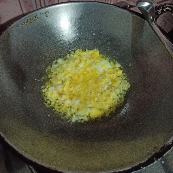 Panaskan minyak goreng secukupnya, masukkan telur goreng orak-arik.