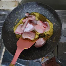 Masukkan daging hiu. Masak hingga berubah warna.