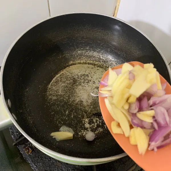 Panaskan minyak goreng, tumis bawang merah dan bawang putih hingga harum kecokelatan.
