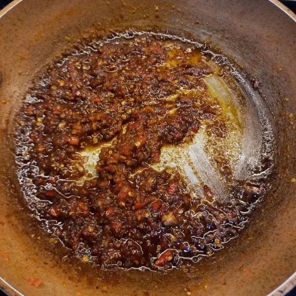 Masukkan kecap ke dalam sisa bumbu, aduk rata, cicipi. Ini u tuk bahan olesan saat ikan dipanggang