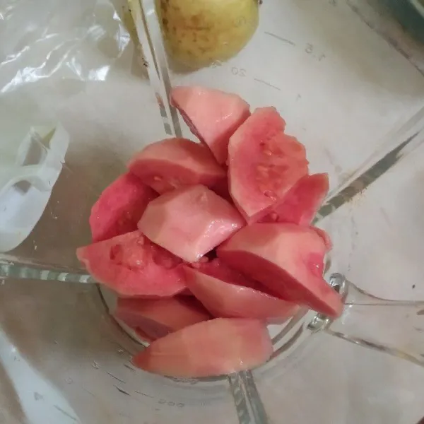 Kupas buah jambu, lalu potong-potong, masukkan ke dalam blender.