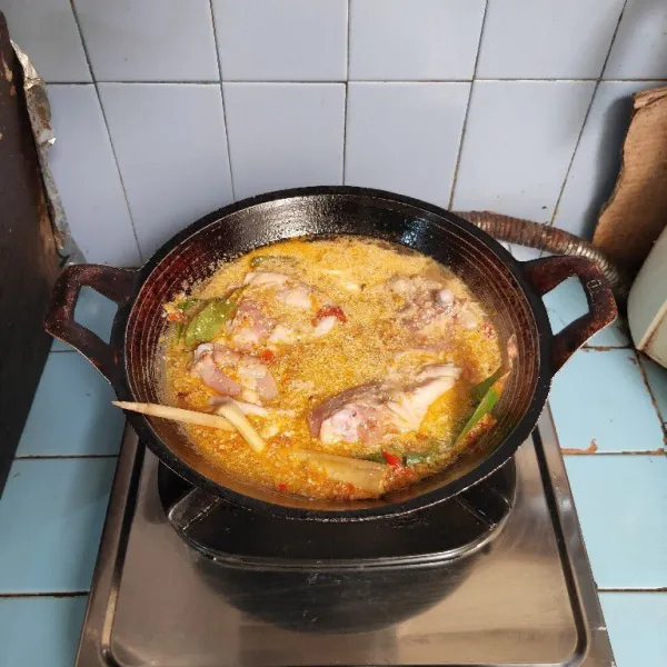 Masukkan potongan ayam, lalu tuang santan, aduk rata.