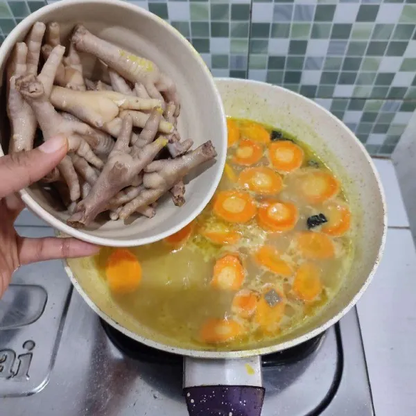 Masukkan ceker yang sudah direbus, aduk rata. Masak sambil ditutup hingga semua bahan empuk.