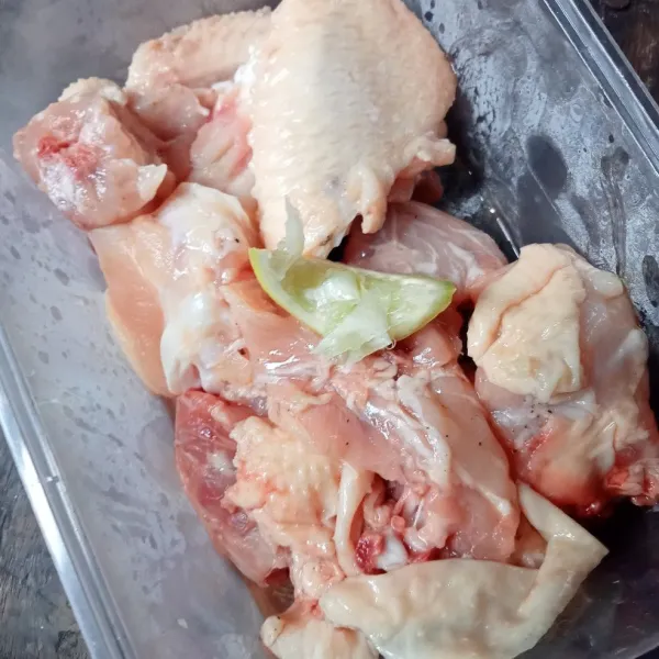 Baluri ayam dengan jeruk nipis dan diamkan beberapa saat, lalu cuci bersih.