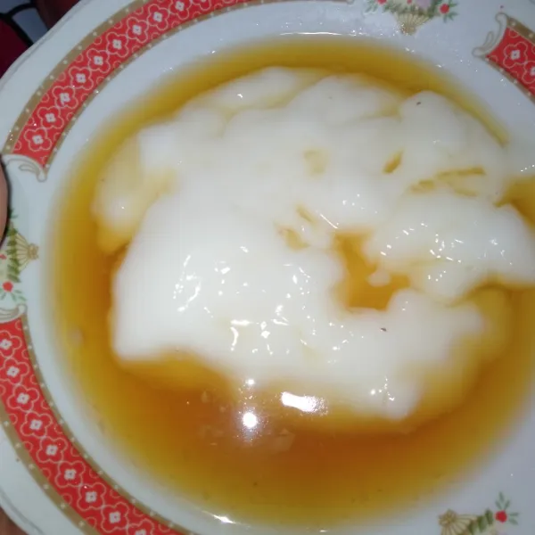 Ambil secukupnya bubur lalu siram dengan kuah gula.