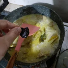 Masukkan santan instan dan asam kandis. Masak hingga mendidih sambil diaduk.