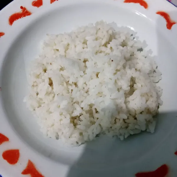 Ambil nasi putih, sajikan bersama tahu geprek.