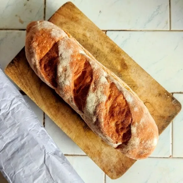 Siapkan roti perancis atau jenis rustic bread lainnya.