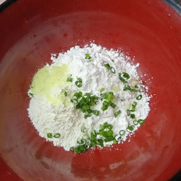 Campur tepung tapioka, tepung terigu, daun bawang, bawang putih, lada bubuk dan kaldu ayam bubuk.