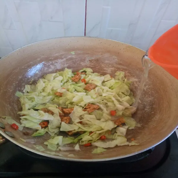 Masukkan air masak hingga sayur layu.