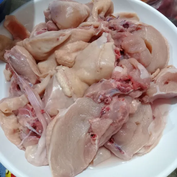 Siapkan ayam yang sudah dicuci bersih.