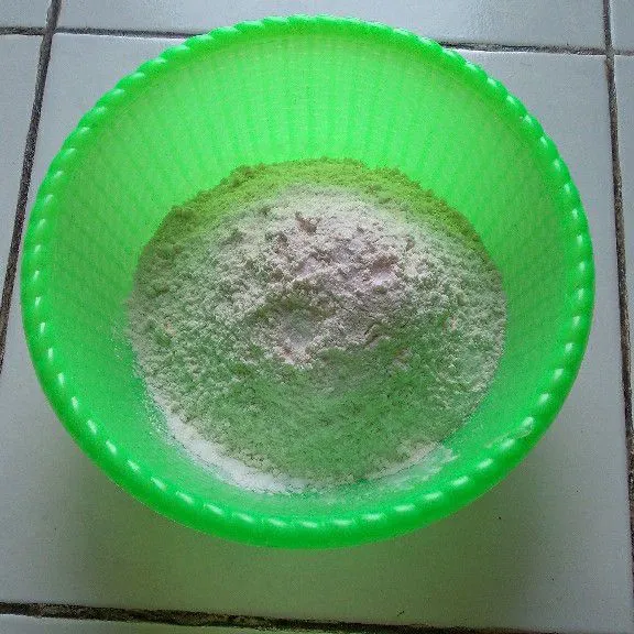 Campurkan tepung terigu, tepung maizena, dan garam ke wadah.