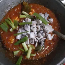 Tambahkan cumi, daun bawang, cabe rawit hijau kecil, aduk rata dan masak sesaat. Sajikan!