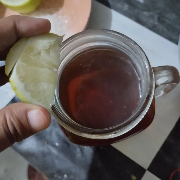 Tuang dalam gelas dan kucuri dengan air jeruk lemon. Aduk rata.