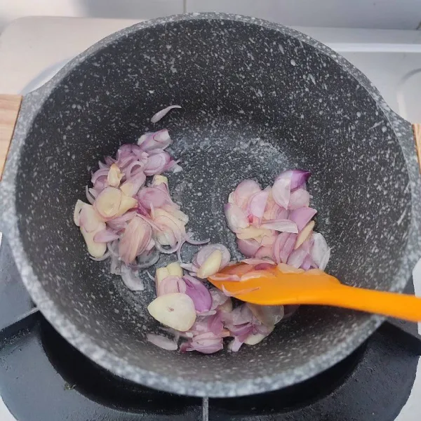 Panaskan minyak, tumis bawang merah dan bawang putih hingga harum dan layu.