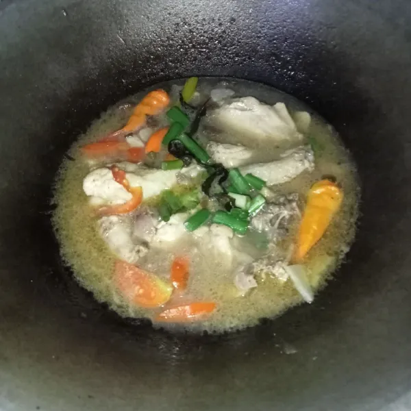 Masak sampai ayam matang, lalu masukkan irisan daun bawang, koreksi rasanya dan jika sudah pas siap untuk disajikan.