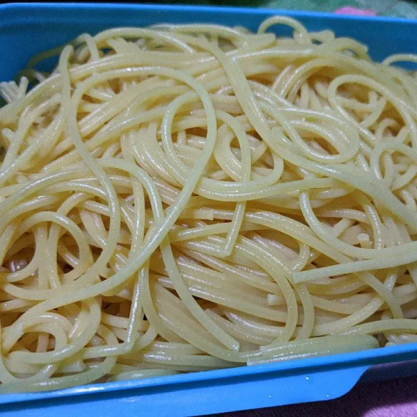 Didihkan secukupnya air dengan menambahkan sedikit minyak dan garam, masukkan spaghetti dan rebus hingga matang. Angkat dan tiriskan.