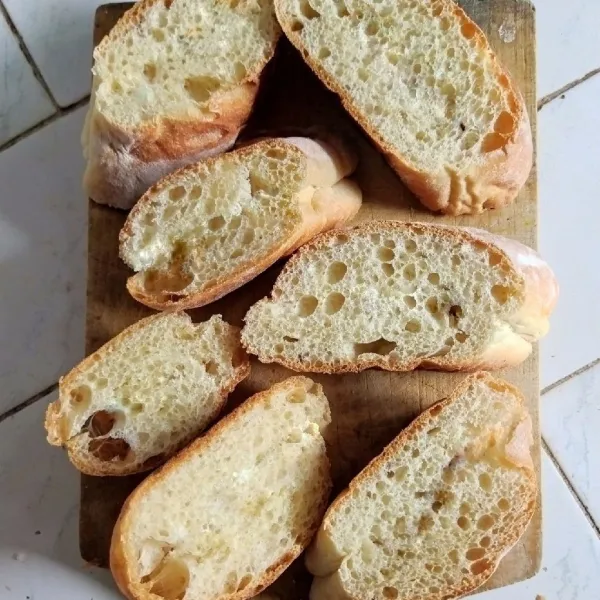 Belah roti setebal 1 cm atau sesuai selera.