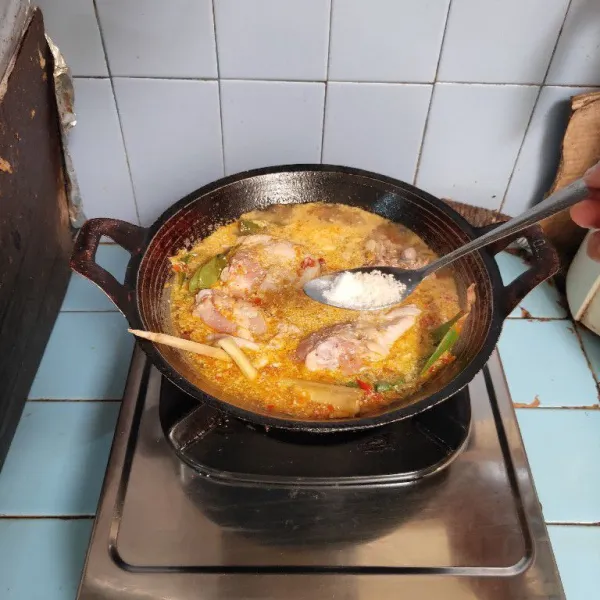 Tambahkan garam, kaldu bubuk dan gula, aduk rata. Masak dengan api sedang sampai air menyusut dan bumbu meresap.