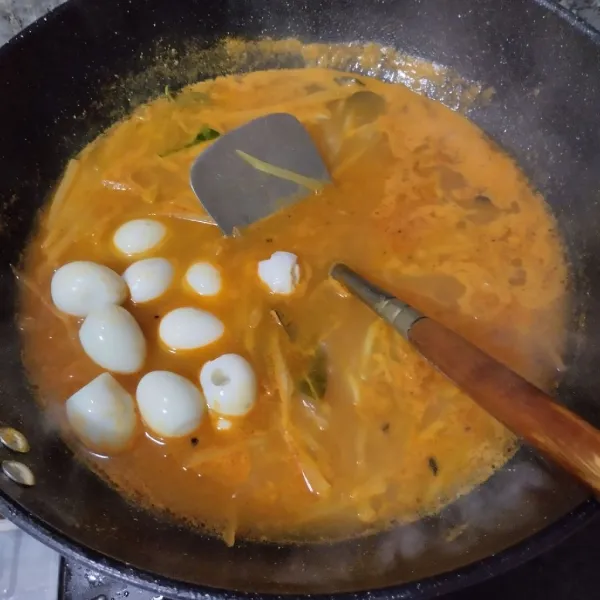 Masukkan telur puyuh, garam dan kaldu bubuk. Masak hingga pepaya empuk.