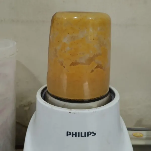Blender semua bahan bumbu halus.