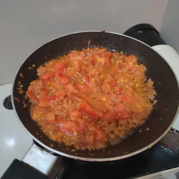 Cincang tomat, masukan ke tumisan bumbu, tumis kembali hingga tomat lumat.
