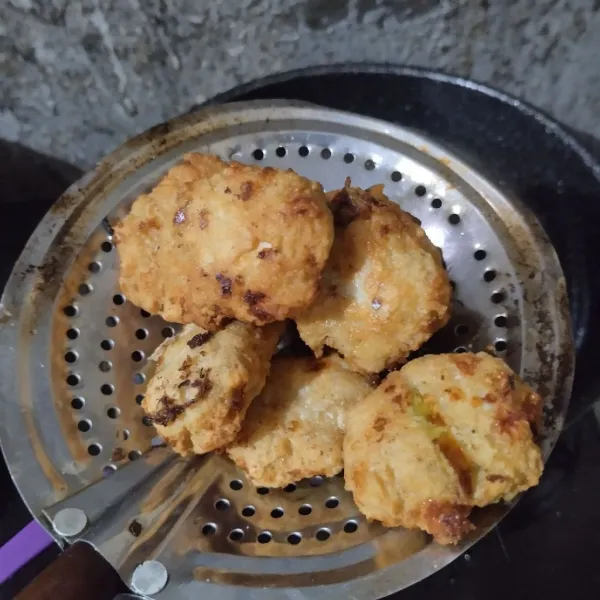 Goreng dalam minyak panas hingga kuning kecoklatan. Angkat dan tiriskan.