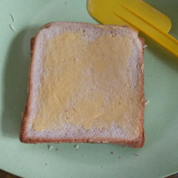 Tutup dengan roti lainnya olesi dengan margarin.