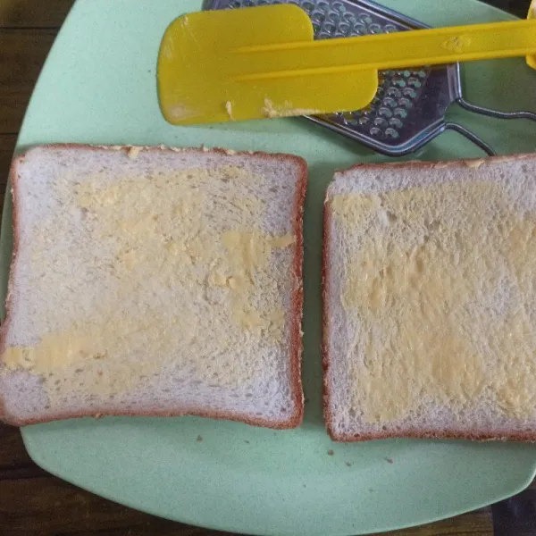 Olesi setiap lembar roti dengan margarin.