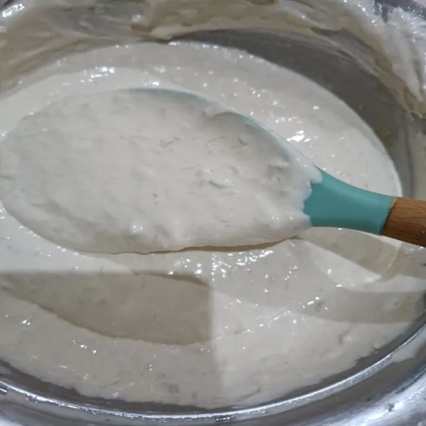 Lanjut pakai spatula dengan teknik aduk balik untuk memastikan tidak ada minyak yang belum tercampur. Aduk ke pinggir wadahnya ya.