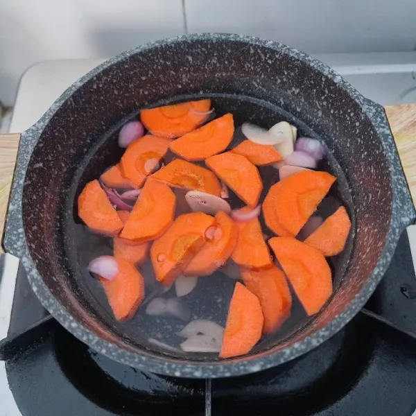 Rebus bawang merah, bawang putih dan wortel dengan 300 ml air sampai empuk.