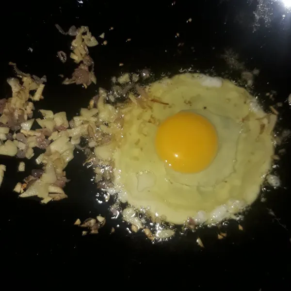 Sisihkan tumisan bawang di tepi wajan, masukkan telur lalu buat telur orak-arik.